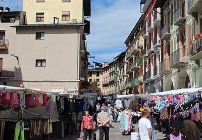 Main street and market: CARRER MAJOR i MERCAT SETMANAL