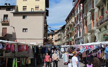 Main street and market: CARRER MAJOR i MERCAT SETMANAL